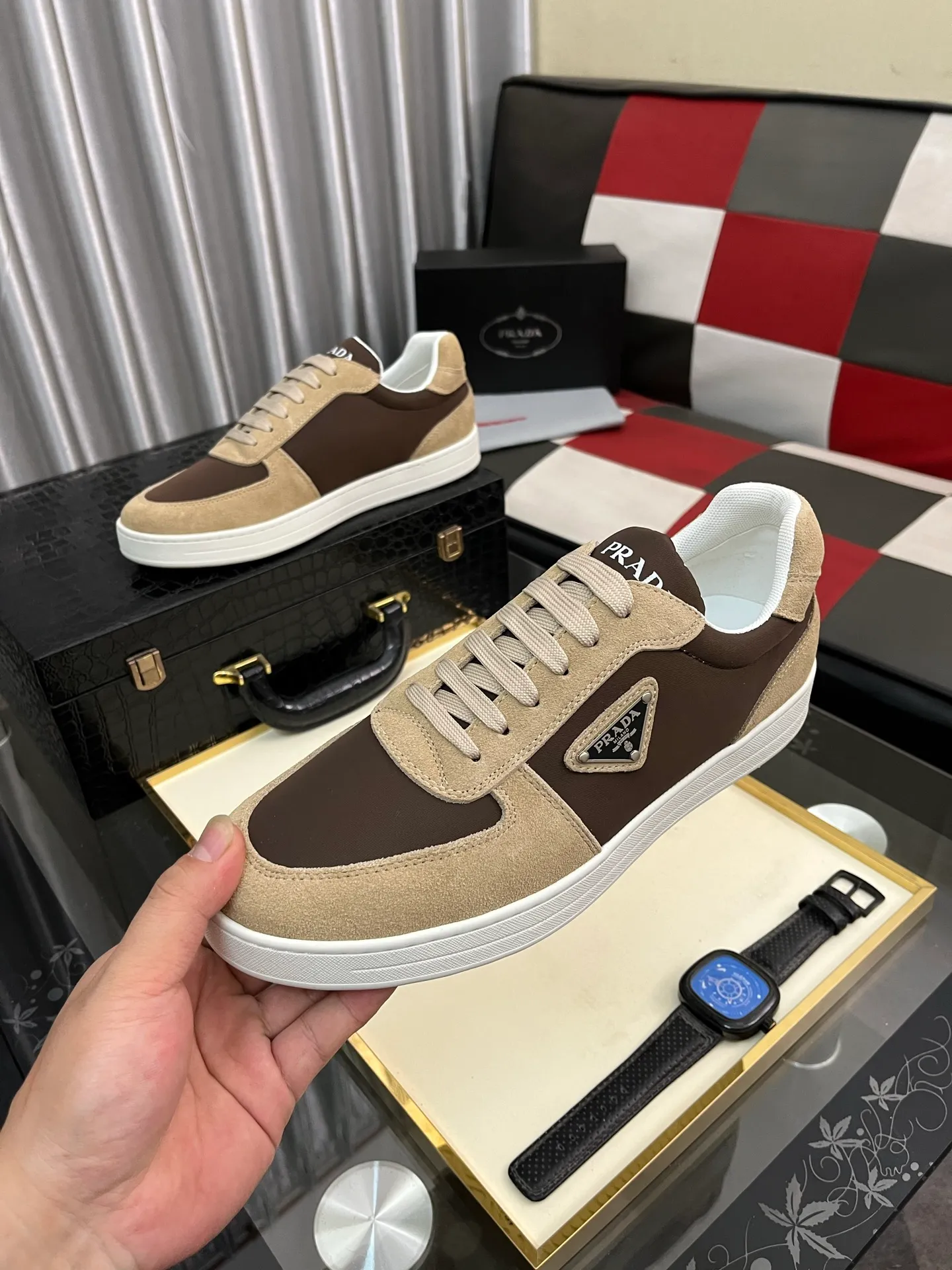 Men's shoes 💰440⌚️⌚️【PRADA】Prada ~ unique and casual style. New models from Prada official website are coming [Celebrate][Celebrate]🏃High-end brand casual shoes ➕Full set of packaging😍😍 Men's 2023 counters are on sale simultaneously, Italian imported brands select first-layer Italian cowhide. 🐑Sheepskin lining (refuses to discolor and rub feet) Sole: Original sole specially provided by the original factory 🎬Better in kind Size number: 38-444️⃣Colors available